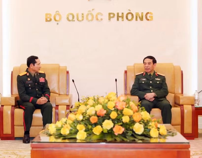 El ministro vietnamita de Defensa, general Phan Van Giang, (derecha) y el teniente general Saichay Kommasith, viceministro de Defensa y Jefe del Estado Mayor del Ejército Popular de Laos. (Fuente: VNA)