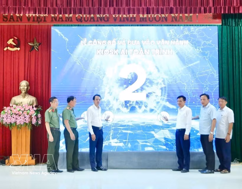 Delegados realizan la ceremonia de lanzamiento oficial del sistema en la comuna de Dong Tien. (Foto: VNA)