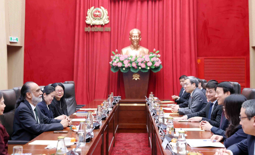 El general Luong Tam Quang, ministro de Seguridad Pública de Vietnam, recibe a Amandeep Singh Gill, secretario general adjunto de las Naciones Unidas (ONU) y enviado especial para la Tecnología. (Fuente: VNA)