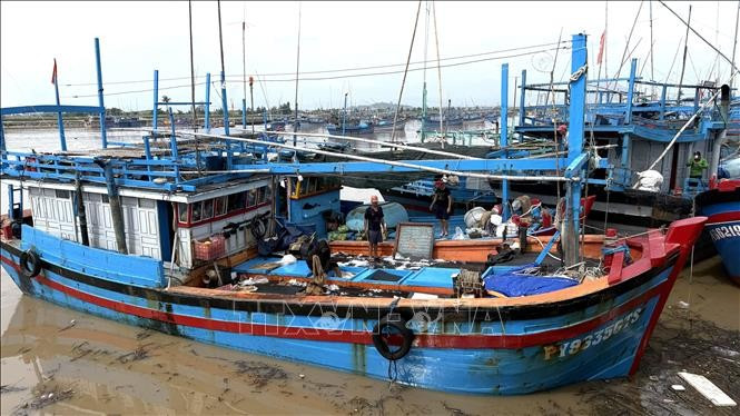 Pescadores del puerto pesquero de Dong Tac (barrio de Phu Yen, provincia de Dak Lak) se preparan para salir al mar después de una tormenta. (Fuente: VNA) 