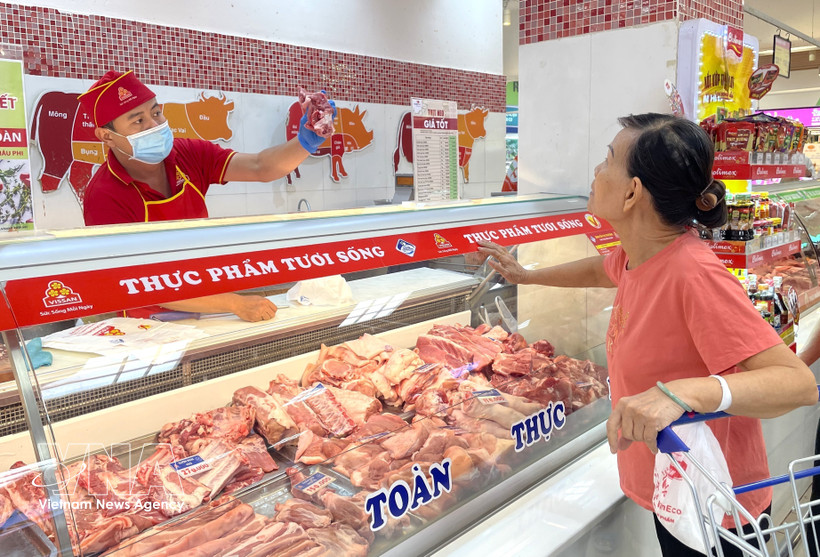 Una cliente compra carne de cerdo en el supermercado Coopmart en Ciudad Ho Chi Minh (Fuente: VNA)