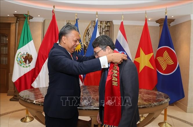 El embajador malasio en México Jamal Johan entrega la banda simbólica de la Presidencia de la ACMC al embajador de Vietnam en México, Nguyen Van Hai. (Fuente: VNA)