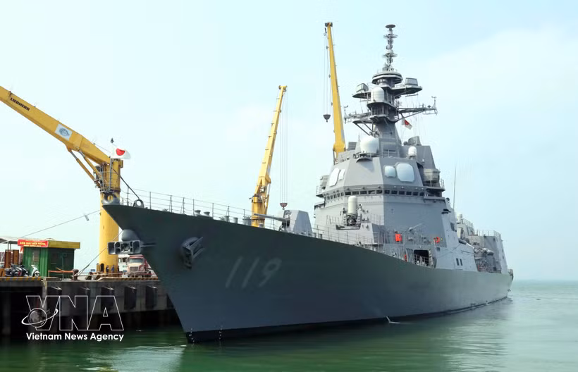 La fragata japonesa Asahi de Japón llega al puerto de Tien Sa para iniciar una visita de amistad a la ciudad de Da Nang. (Fuente: VNA) 