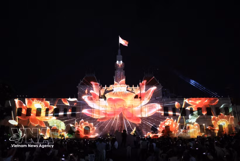 La flor de loto, símbolo de la belleza y la identidad cultural vietnamita, fue recreada mediante tecnología de 3D Mapping en la fachada de la sede del Comité Popular de Ciudad Ho Chi Minh durante la noche de inauguración. (Foto: VNA)