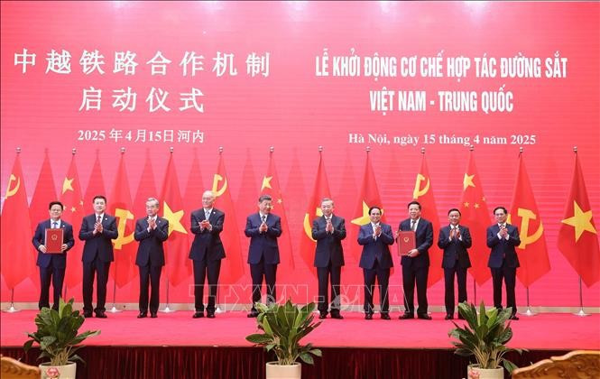 El secretario general To Lam, el secretario general y presidente Xi Jinping y los delegados presencian la ceremonia del lanzamiento del mecanismo de cooperación ferroviaria Vietnam-China. (Fuente: VNA)