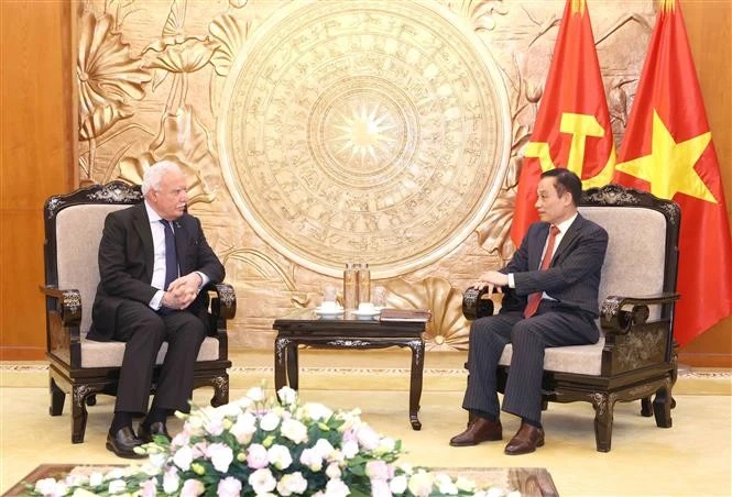 En el encuentro entre Le Hoai Trung, jefe de la Comisión de Relaciones Exteriores del Comité Central del Partido Comunista de Vietnam y Riad Malki, asesor del Presidente para Asuntos Internacionales y enviado especial del Estado de Palestina. (Fuente: VNA)