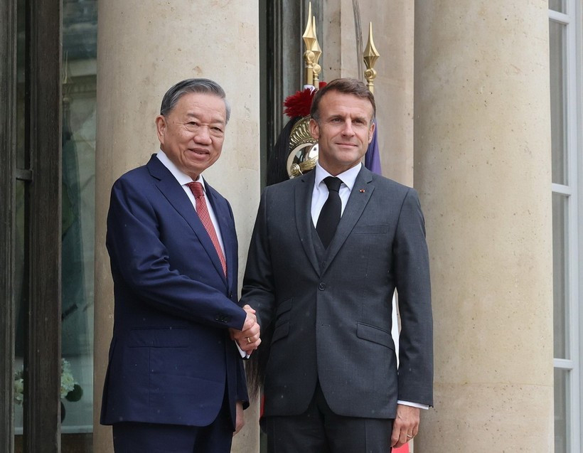 El 7 de octubre de 2024, en el Palacio del Elíseo en París, el secretario general del Partido y Presidente de Vietnam, To Lam, asistió a la ceremonia oficial de bienvenida encabezada por el presidente Emmanuel Macron. (Foto: VNA)