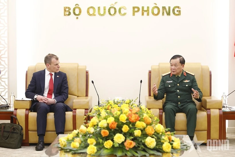 El coronel general Hoang Xuan Chien, viceministro de Defensa de Vietnam, y Simon Ridley, secretario de estado del Ministerio del Interior del Reino Unido. (Fuente: qdnd.vn)