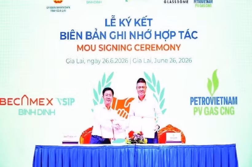 Firma de un Memorando de Entendimiento sobre cooperación entre Becamex VSIP Binh Dinh y CNG Vietnam. (Foto: nhandan.vn)