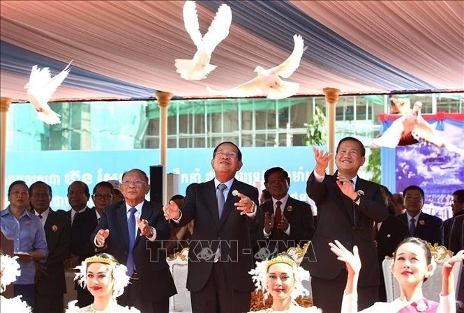 Los dirigentes del PPC realizan el acto simbólico de soltar palomas como mensaje de aspiración por la paz, durante el mitin conmemorativo por el 74.º aniversario de la fundación del PPC. (Fuente: VNA)