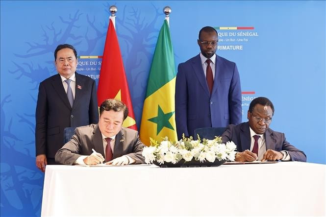 Vietnam y Senegal firman un memorando sobre el comercio de arroz, en presencia del presidente de la Asamblea Nacional de Vietnam, Tran Thanh Man, y el primer ministro de Senegal, Ousmane Sonko. (Fuente: VNA)