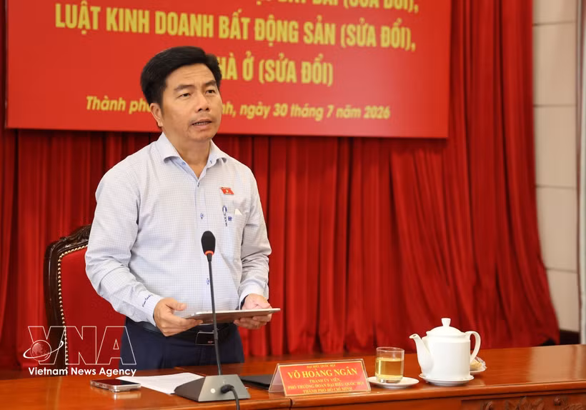 Vo Hoang Ngan, jefe adjunto de la Delegación de la Asamblea Nacional de Ciudad Ho Chi Minh, preside la conferencia. (Foto: VNA)
