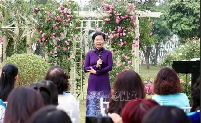 Ngo Phuong Ly, esposa del secretario general del Partido Comunista de Vietnam, To Lam, habla en la reunión. (Foto: VNA)