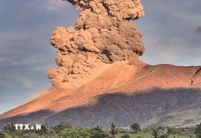 La ceniza brota del volcán Kanlaon en la isla Negros, Filipinas. (Fuente: Xinhua/VNA)