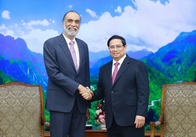 El primer ministro de Vietnam, Pham Minh Chinh, y el secretario general adjunto de la ONU para las tecnologías digitales y emergentes, Amandeep Singh Gill. (Fuente: VNA)