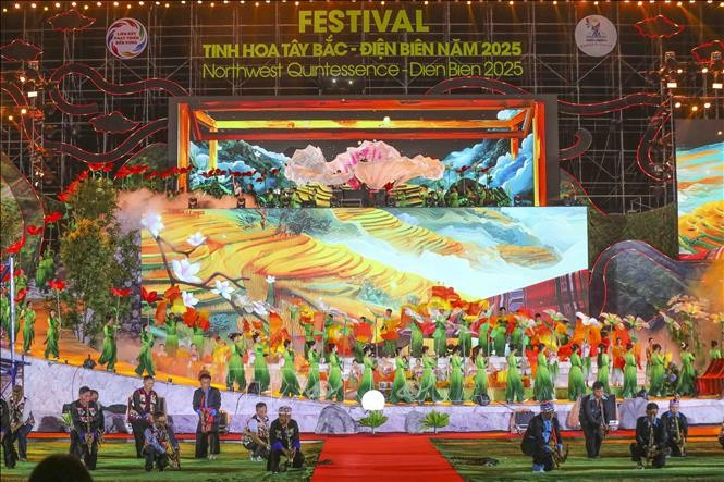 Una actuación en la inauguración del Festival de las Quintaesencias del Noroeste - Dien Bien 2025. (Fuente: VNA)