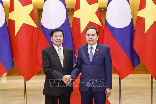 El presidente de la Asamblea Nacional de Vietnam, Tran Thanh Man, (derecha) y el secretario general del Partido Popular Revolucionario de Laos (PPRL) y presidente del país, Thongloun Sisoulith. (Fuente: VNA)