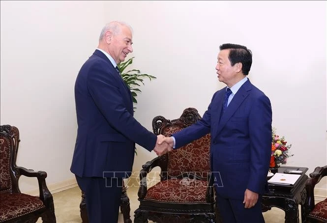 El viceprimer ministro Tran Hong Ha recibe a Reha Denemec, vicepresidente del Grupo turco IC ICTAS. (Fuente: VNA)