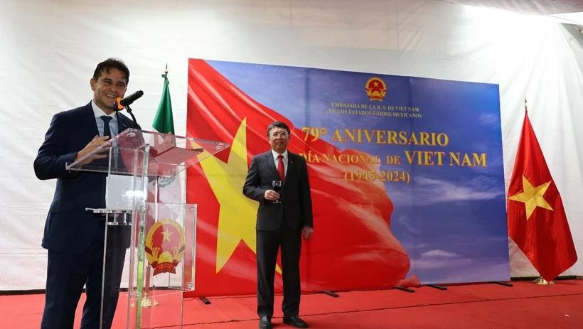 Fernando Gonzalez Saiffe, director general para Asia-Pacífico del Ministerio de Asuntos Exteriores de México, pronuncia un discurso en la ceremonia del 79 aniversario del Día Nacional de Vietnam en México. (Fuente: VNA) 