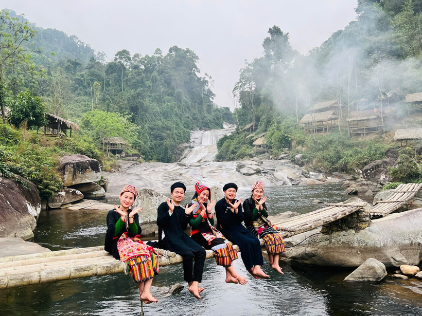 Los turistas en la Cascada de 7 pisos en el distrito de Que Phong, provincia de Nghe An (Fuente: VNA) 