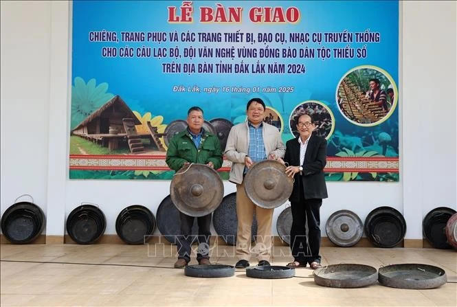 En la ceremonia de entrega de los instrumentos. (Fuente: baotintuc.vn)