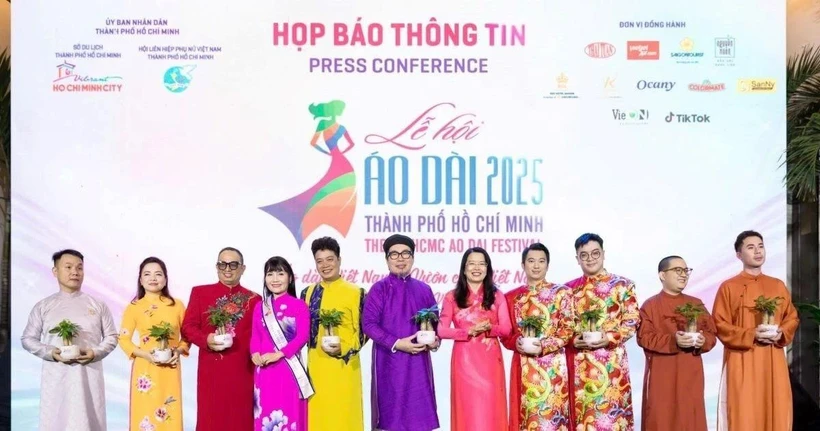 En la conferencia de prensa del Festival del Ao Dai de Ciudad Ho Chi Minh 2025 (Fuente: VNA) 