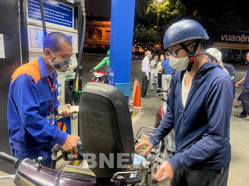 En un estación de gasolina en la calle Tran Quang Khai, Hanoi (Fuente: VNA) 