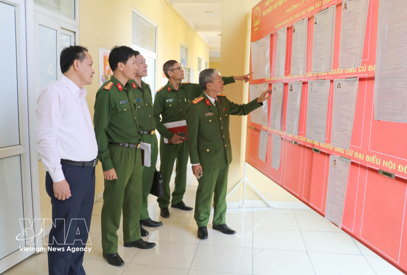 La delegación de trabajo de la policía de Ninh Binh inspecciona los preparativos para las elecciones en el centro de detención número 2, barrio de Ly Thuong Kiet. (Fuente: VNA)