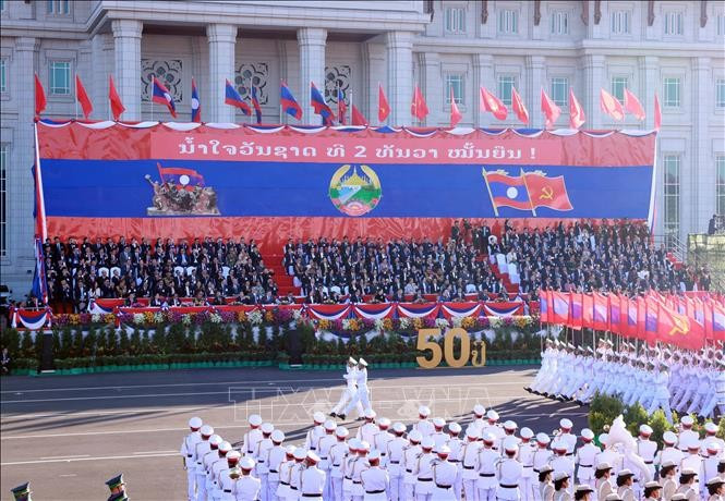 El desfile por el aniversario 50 del Día Nacional de Laos. (Fuente: VNA) 
