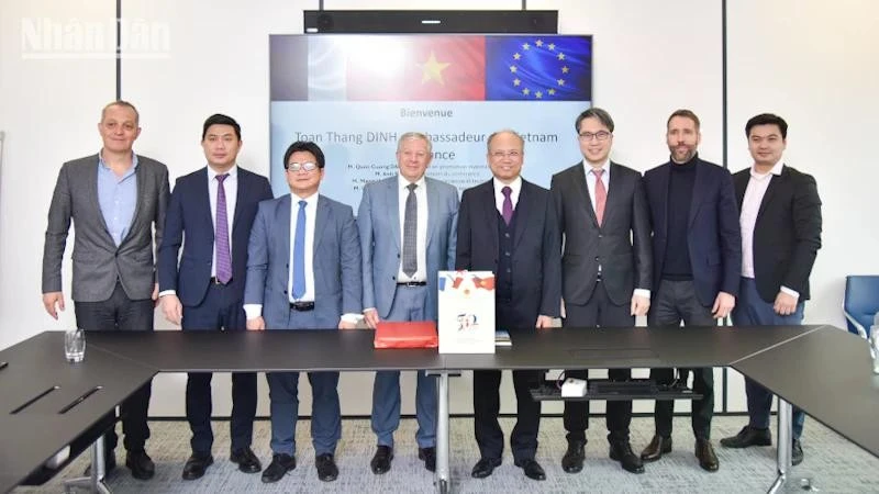 Los delegados de la embajada de Vietnam en Francia y la Cámara de Comercio e Industria de la región Alsacia-Eurométropole (Fuente: nhandan.vn） 