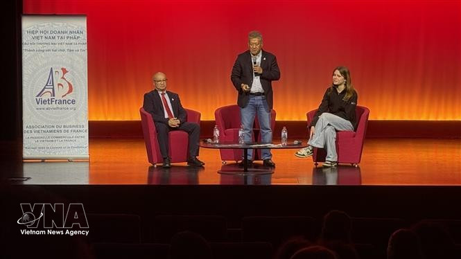 Nguyen Hai Nam, presidente de ABVietFrance (medio) conversa sobre el tema "Vietnam Hoy" (Fuente: VNA)