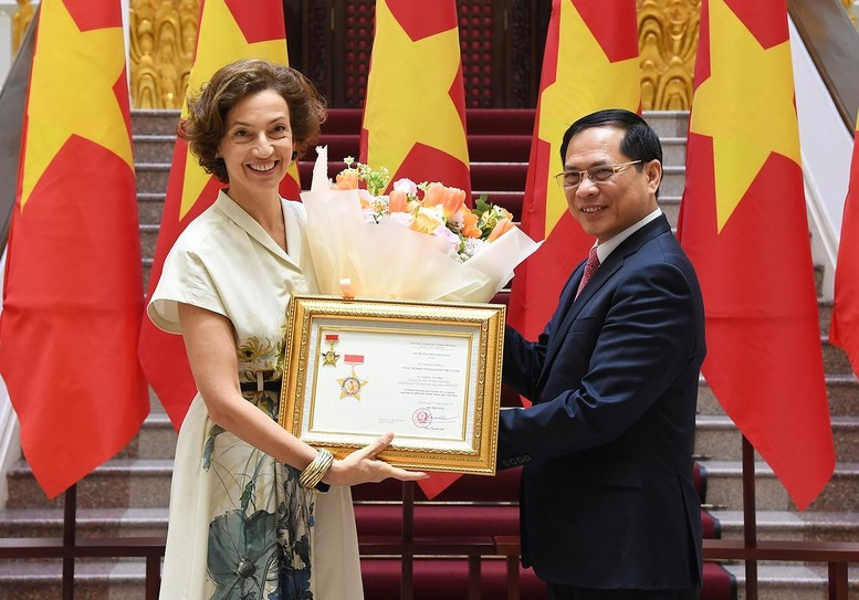 El viceprimer ministro y canciller de Vietnam, Bui Thanh Son, entrega a la directora general de la UNESCO, Audrey Azoulay la insignia “Por la causa de la diplomacia vietnamita” (Fuente: baochinhphu.vn)