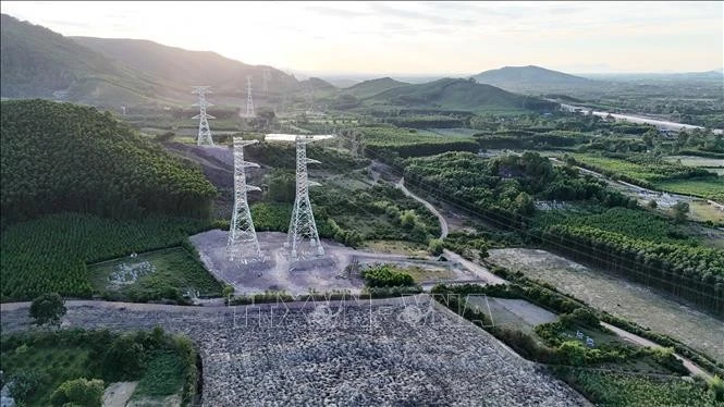 La línea de transmisión de 500kV circuito 3 que atraviesa la provincia de Ha Tinh (Fuente: VNA)