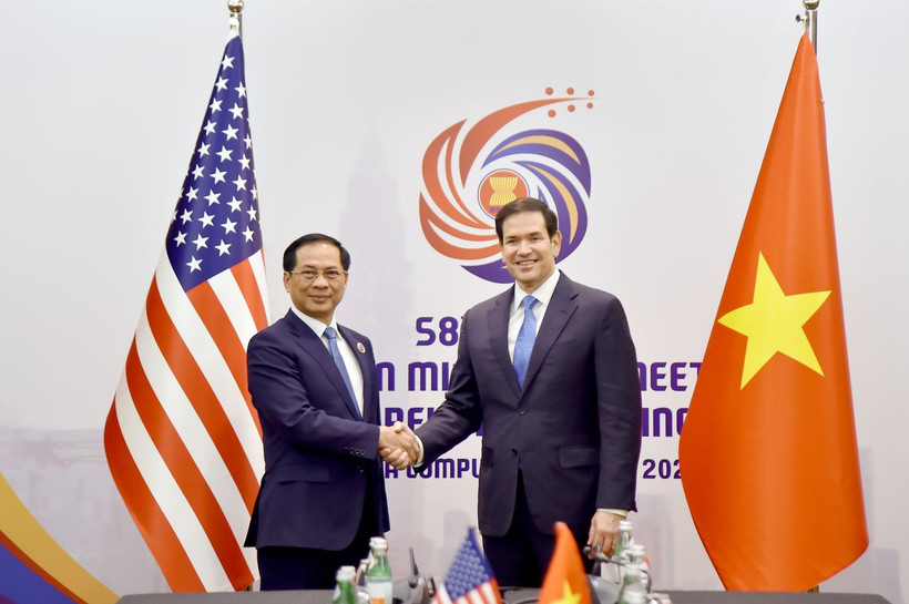 El viceprimer ministro y canciller de Vietnam, Bui Thanh Son, y el secretario de Estado de EE.UU., Marco Rubio. (Fuente: VNA)