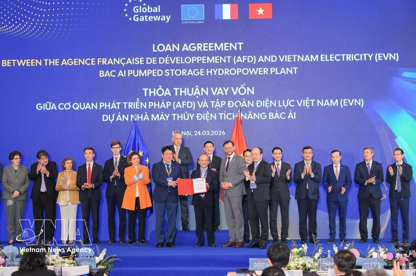 El viceprimer ministro Ho Duc Phoc y el comisario europeo de Asociaciones Internacionales, Jozef Síkela, presenciaron la ceremonia de firma de un acuerdo de préstamo entre la Agencia Francesa de Desarrollo (AFD) y el grupo de Electricidad de Vietnam (EVN) para el proyecto de la central hidroeléctrica de bombeo de Bac Ai. (Foto: VNA)