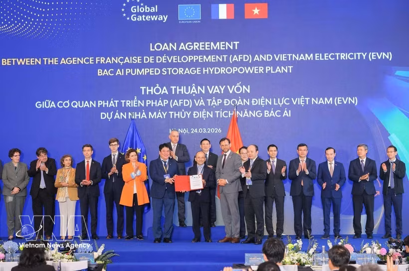El viceprimer ministro Ho Duc Phoc y el comisario europeo de Asociaciones Internacionales, Jozef Síkela, presenciaron la ceremonia de firma de un acuerdo de préstamo entre la Agencia Francesa de Desarrollo (AFD) y el grupo de Electricidad de Vietnam (EVN) para el proyecto de la central hidroeléctrica de bombeo de Bac Ai. (Foto: VNA)