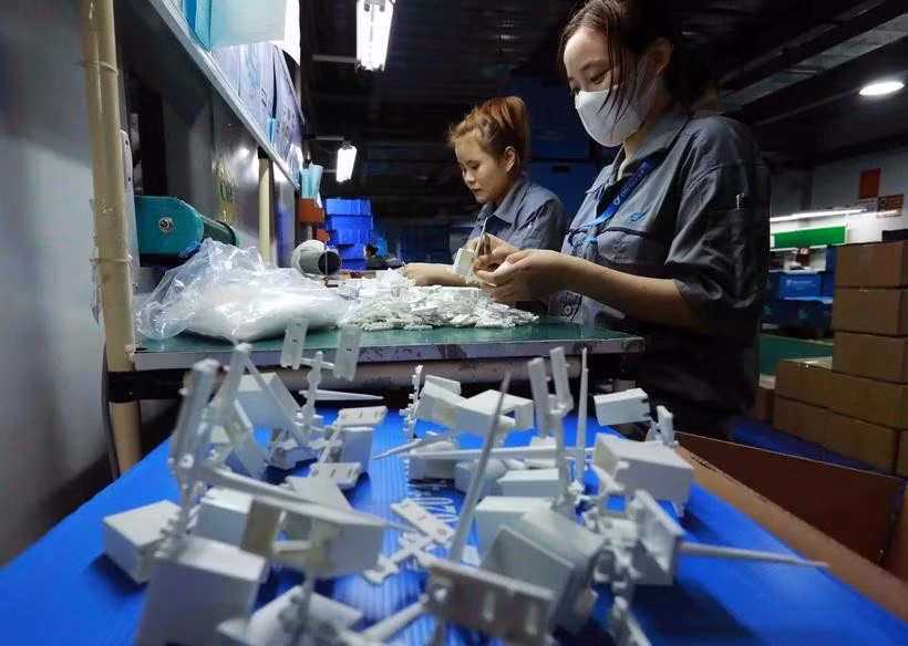 Una empresa de inversión taiwanesa que fabrica productos plásticos y componentes electrónicos para la industria de la impresión en el Parque Industrial An Duong, Distrito de An Duong. (Fuente: VNA) 