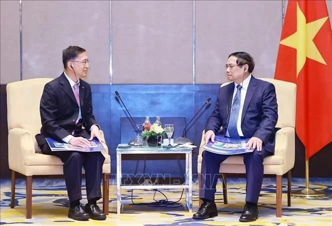 El primer ministro Pham Minh Chinh (derecha) y Dato' Chow Chee Wah, presidente de Gamuda Land, en la reunión en Kuala Lumpur (Foto: VNA)