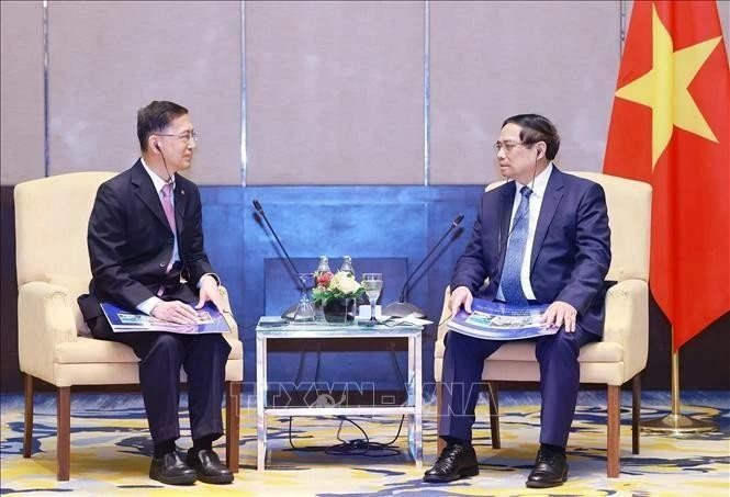 El primer ministro Pham Minh Chinh (derecha) y Dato' Chow Chee Wah, presidente de Gamuda Land, en la reunión en Kuala Lumpur (Foto: VNA)