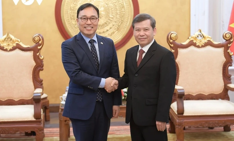 El presidente del Tribunal Popular Supremo de Vietnam, Le Minh Tri, y el embajador de Corea del Sur en Hanoi, Choi Young Sam. (Fuente: VNA)