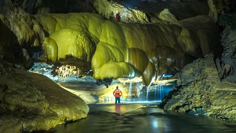 Un turista explora la cueva Va en el Parque Nacional Phong Nha-Ke Bang (Fuente: nhandan.vn) 