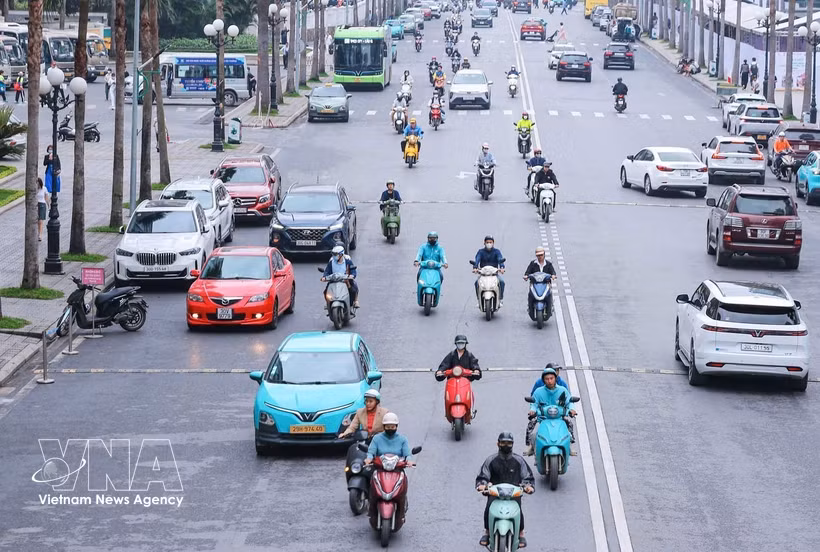 Vehículos eléctricos con sus múltiples ventajas y comodidad, se están volviendo cada vez más comunes en la vida cotidiana de las personas. (Foto: VNA) 
