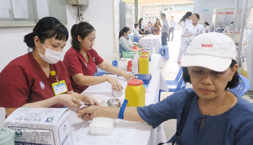 Chequeos médicos para los residentes en el centro de salud del barrio de Cho Lon, Ciudad Ho Chi Minh. (Foto: VNA)