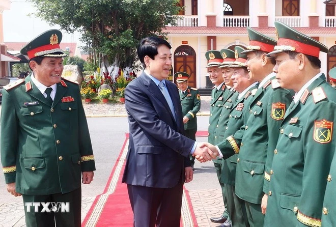 El presidente Luong Cuong y los soldados y oficiales de la Región Militar 9 (Fuente: VNA)