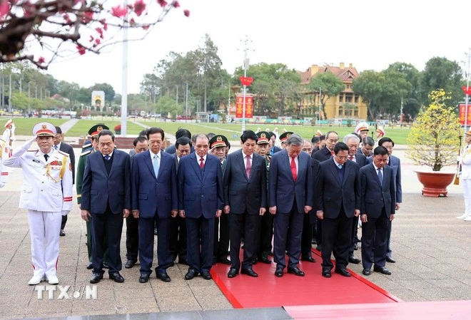 Dirigentes de Vietnam rinden homenaje al Presidente Ho Chi Minh. (Fuente: VNA)