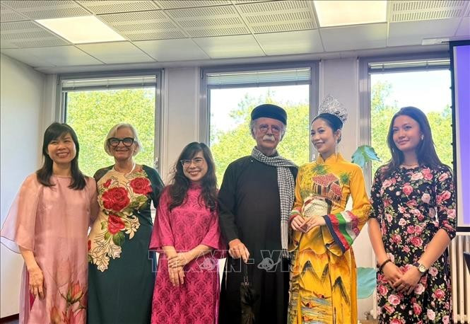 Hoang Thu Trang (tercera de la izquierda) en una actividad de Art Space (Fuente: VNA)