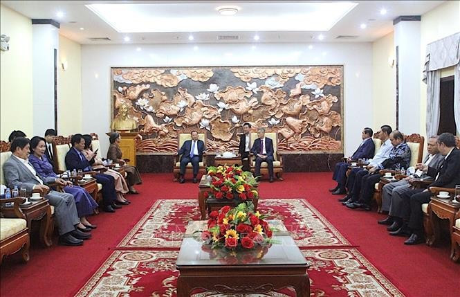 El embajador de Vietnam en Camboya, Nguyen Minh Vu, da la bienvenida a los líderes y miembros de la Junta Permanente del PPC. (Fuente: VNA)