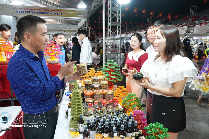 Los visitantes en la feria (Fuente: VNA) 