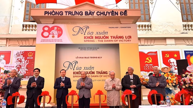 En la inauguración de la exposición (Fuente: nhandan.vn)