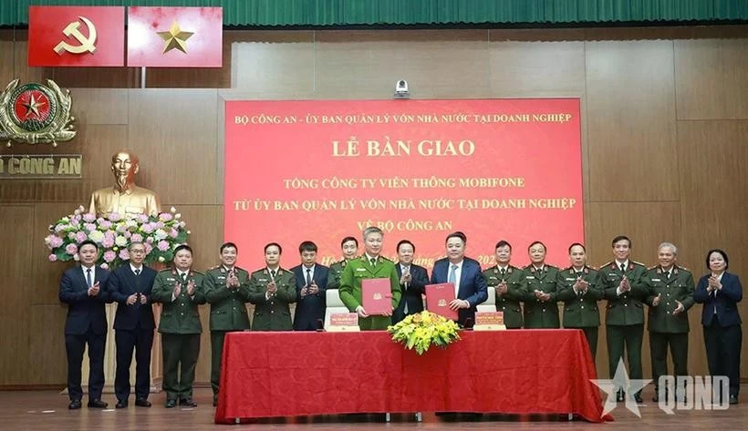 El viceministro de Seguridad Pública Nguyen Ngoc Lam y el vicepresidente de la Comisión de Gestión del Capital Estatal en las Empresas firman documento de transferencia (Fuente: qdnd.vn)